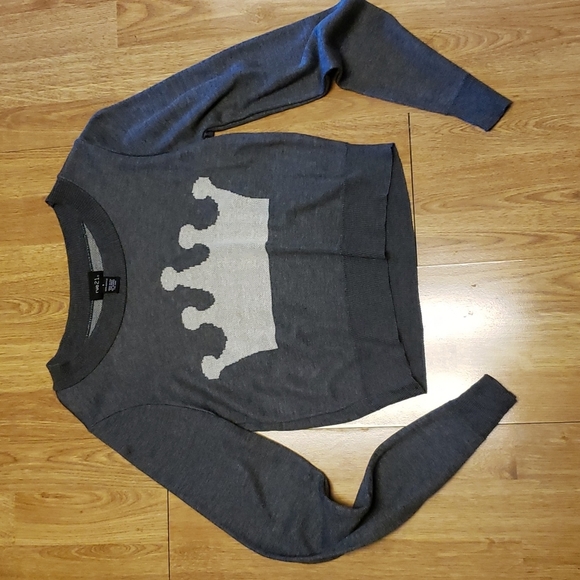 Rue21 Sweaters - Rue21 gray crown print cropped sweater size small